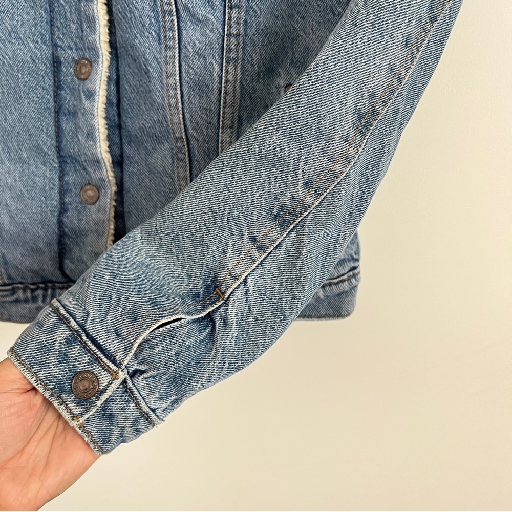 Levi’s Sherpa Lined Denim Trucker Jacket Blue Denim Light Wash Women’s Size S - Picture 6 of 13
